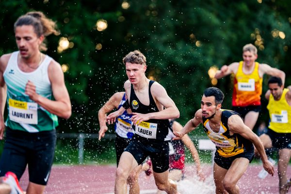 Jeffrey DE FREITAS (France)  haelt sich bei Kurt Lauer (Germany) fest am 28.05.2022 waehrend der World Athletics Continental Tour IFAM Oordegem in Oordegem